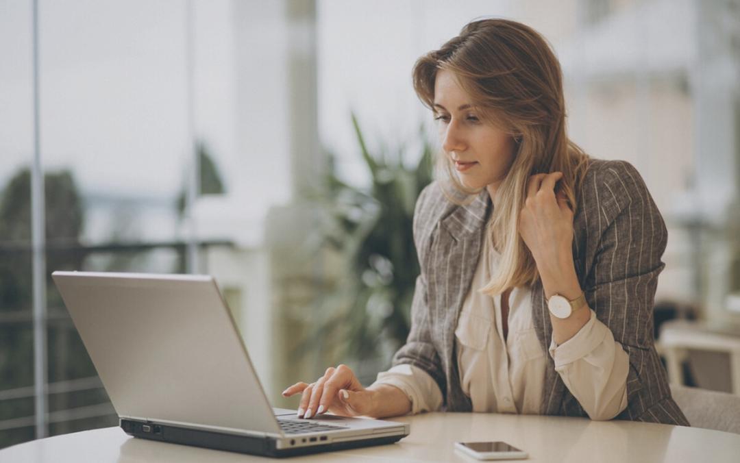 Творчий процес письменника з нотатками та ідеями