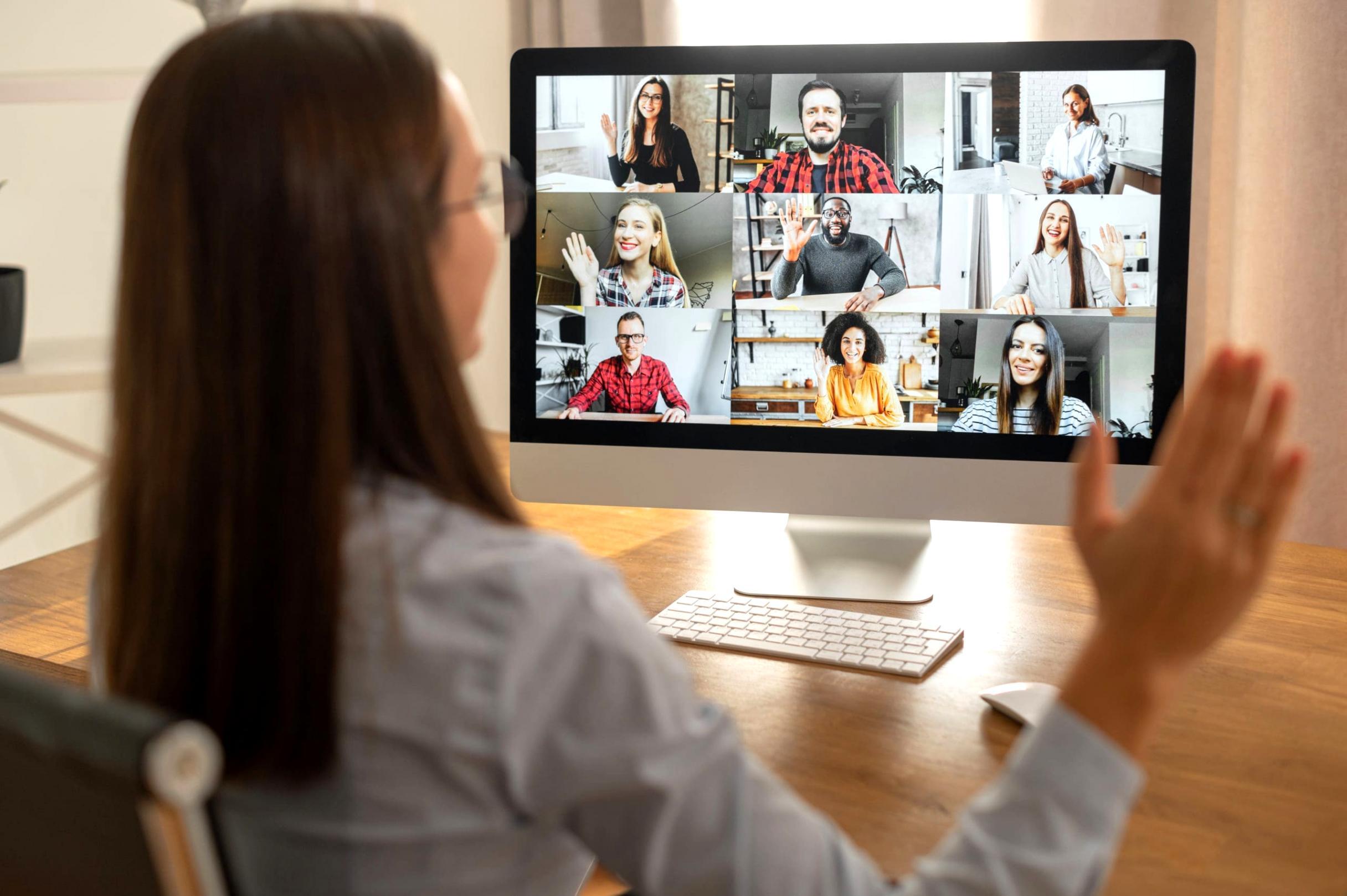 Людина пише історію за ноутбуком у затишній обстановці