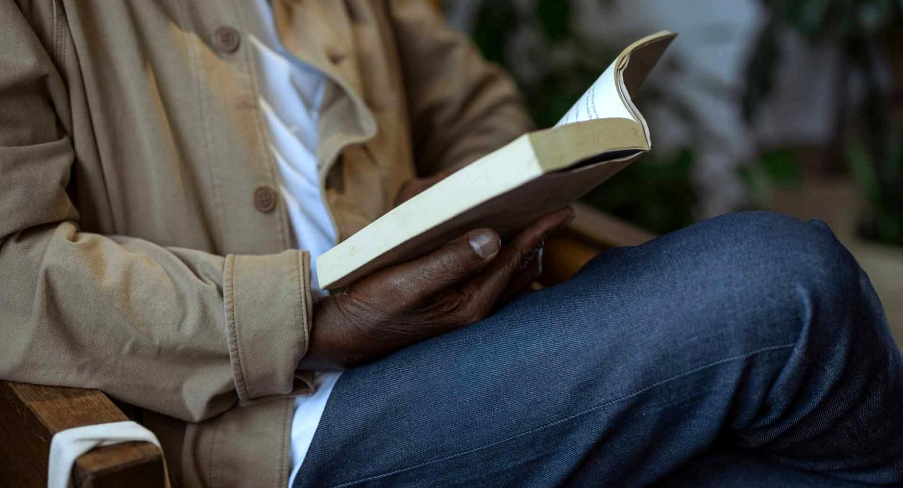 Робочий простір письменника з блокнотами та рукописами