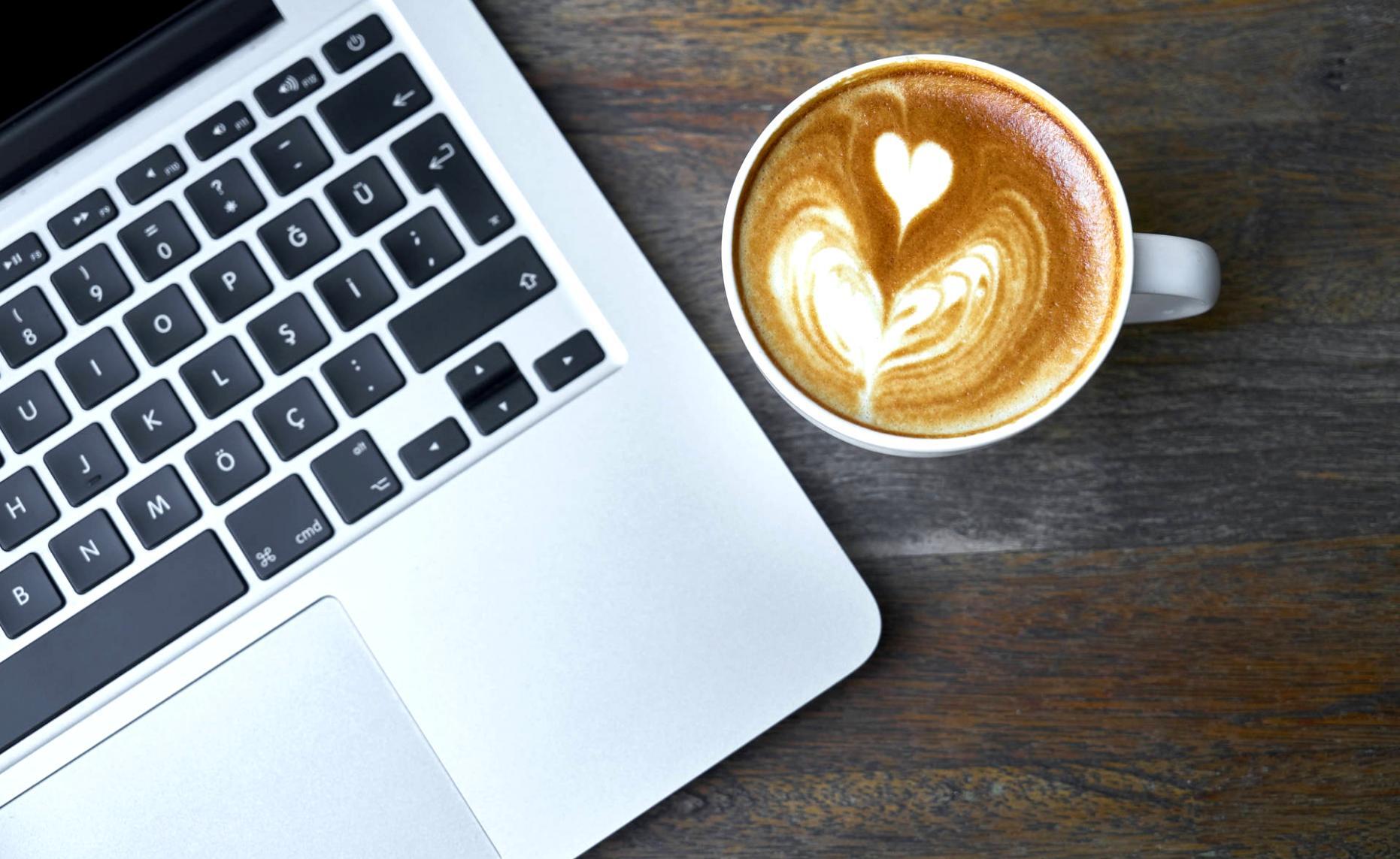 Учасники літературного воркшопу обговорюють тексти